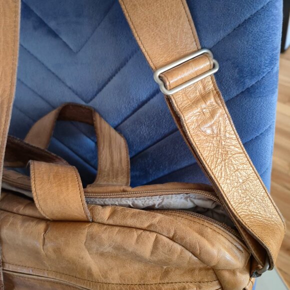 M0851 Leather Crossbody Laptop Bag - Picture 9 of 14